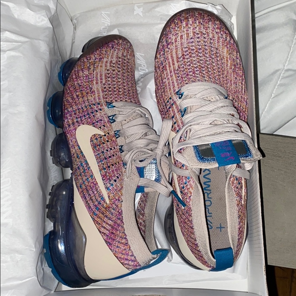 Runs small, if you wear a 8 in women you can fit.